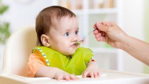 Los bebés que comen sólidos antes tienen menos problemas para dormir