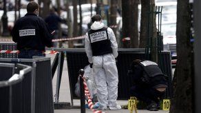 Personal forense inspecciona la escena tras un tiroteo registrado en París, Francia.