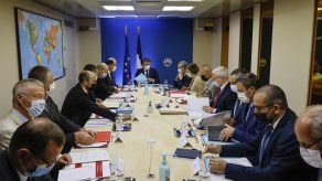 Al centro de la mesa el presidente francés Emmanuel Macron.