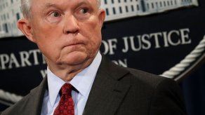 Secretario de Justicia de EEUU piensa seguir en el cargo pese a críticas de Trump