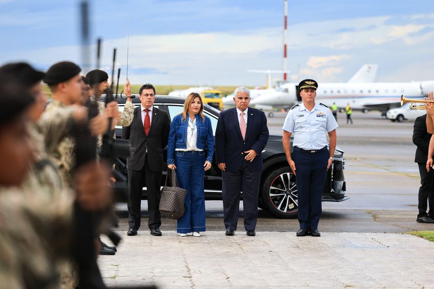 El presidente Mulino llega a Uruguay para la toma de posesión de Yamandú Orsi