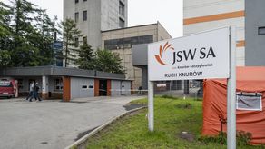 Trabajadores mineros llegan a la mina de carbón Ruch Zofiowka perteneciente a la empresa minera Jastrzebska Spolka Weglowa SA (JSW SA) en Jastrzebie Zdroj, al sur de Polonia.