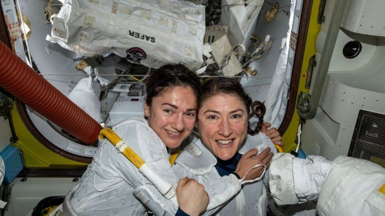 Primera salida espacial de dos mujeres, felicitadas por Donald Trump
