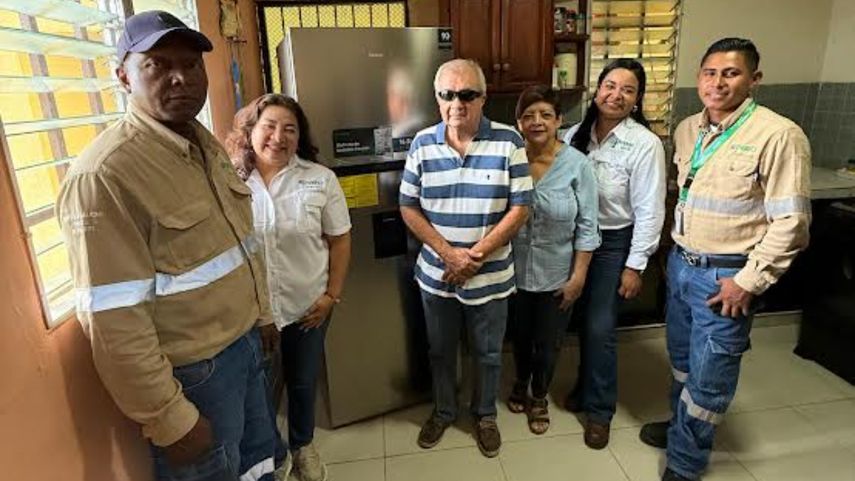 ENSA sorprende a la clienta 100mil de su Sistema de Energía Prepago con un obsequio