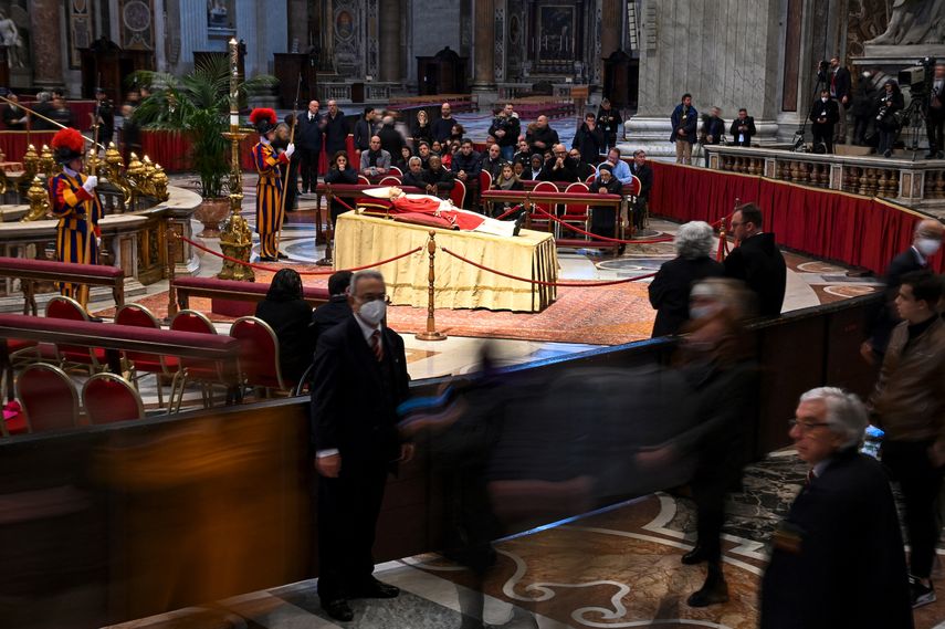 Los fieles entran en silencio por el pasillo central del templo católico más grande del mundo
