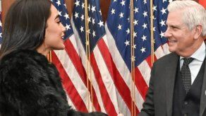 Solaris Barba recibe mención honorífica junto a cantante salvadoreño en NY