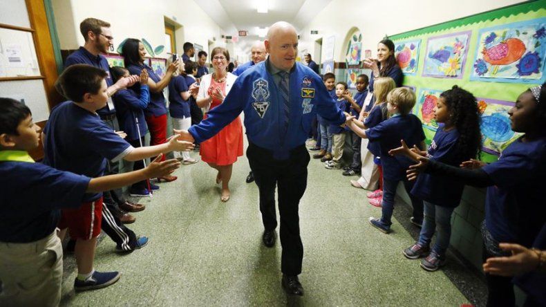 Astronauta de NASA adolorido tras pasar año en espacio