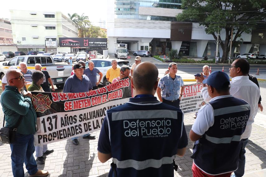 Defensoría atiende a bomberos jubilados que exigen pago de prima de antigüedad