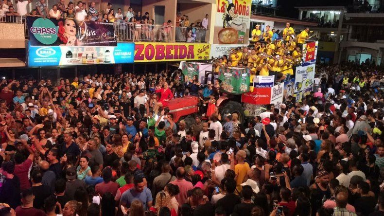 María del Carmen Simons en paseo nocturno del Sábado de Carnaval