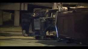 Camión cargado en arena se voltea en la Tumba Muerto