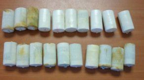 Colombiano detenido en aeropuerto expulsó 99 comprimidos de dinero