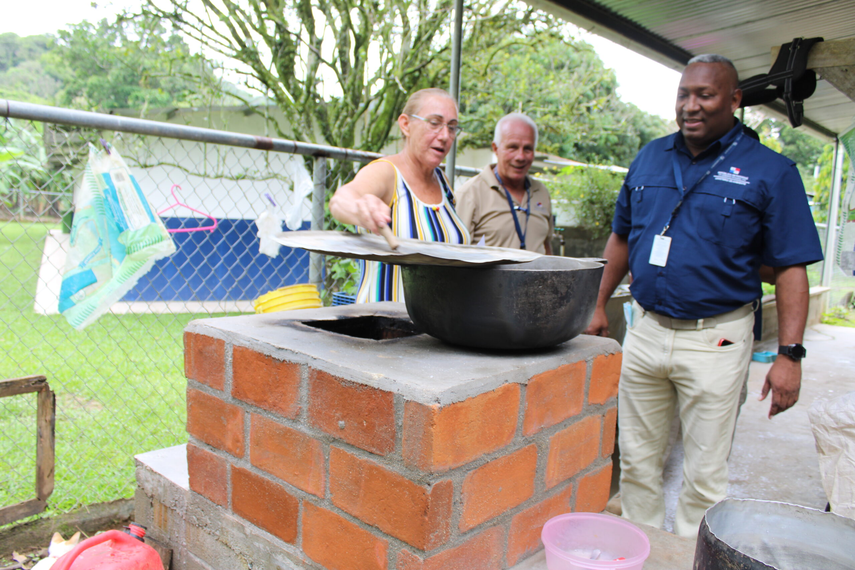 Estufa ecológica: MiAmbiente entrega estufas en La Mesa