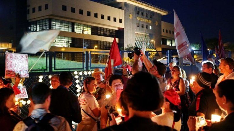 Incondicionales de Lula plantaron campamento frente a la cárcel en Curitiba
