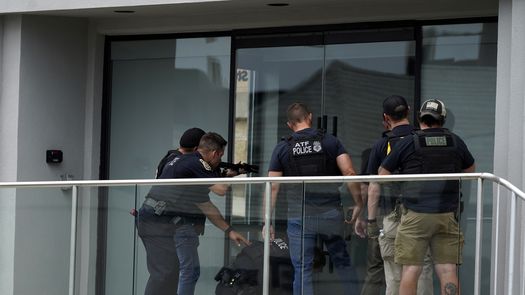 La policía se negó por el momento a identificar a Crimo como sospechoso, pero dijo que identificarlo como persona de interés, compartir su nombre y otra información públicamente era un paso importante.