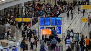 Viajeros en el aeropuerto John F. Kennedy (JFK).