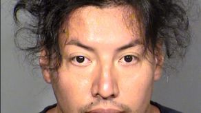 Barrios, que no es residente de Las Vegas, fue detenido por guardias de seguridad del hotel Sands y agentes de la Policía Metropolitana mientras corría por una acera de The Strip, precisó la policía.