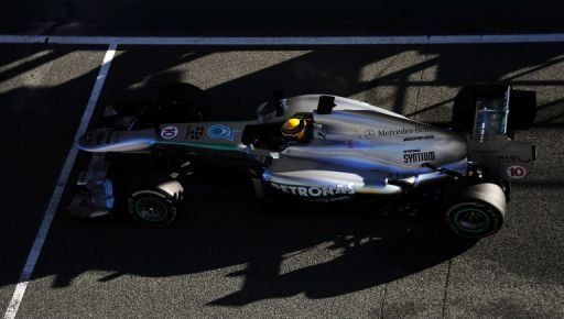 Hamilton sale ileso de accidente pero el Mercedes no vuelve a salir