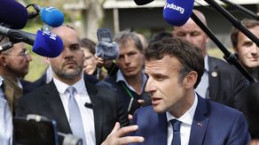 El mandatario Macron de 44 años pareció determinado a explicar detalladamente sus políticas, pero en ocasiones se mostraba impaciente cuando la gente lo contradecía.