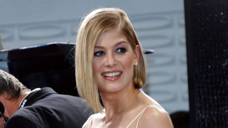 Rosamund Pike le echa un pulso a la gravedad