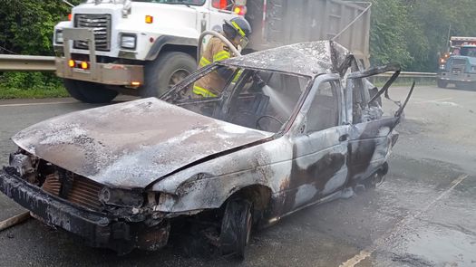 Auto se incendia tras colisión con bus en Pueblo Nuevo Auto se incendia tras colisión con bus en Pueblo Nuevo
