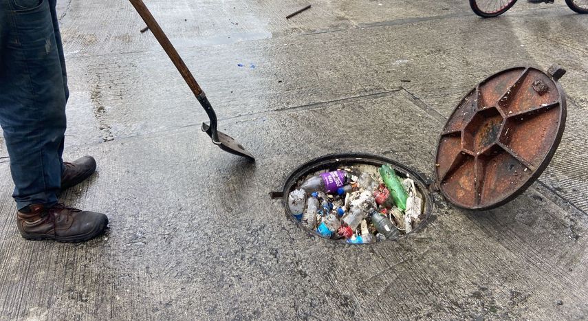 Gran acumulación de basura afecta las estaciones de bombeo pluvial en Colón