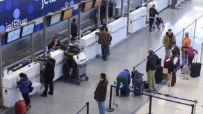 Hombre desnudo agrede a anciano en aeropuerto