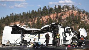 Cuatro muertos al estrellarse bus de turistas chinos en Utah