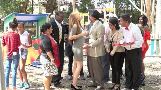 Jo E Hurtado inaugura parque infantil