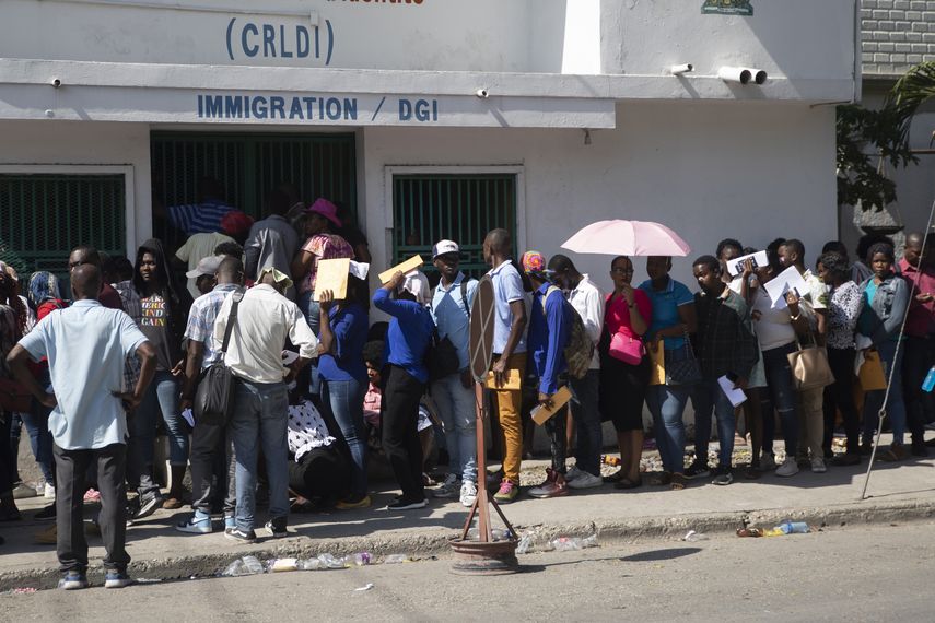 Decenas de miles de haitianos que han sido interceptados en la frontera entre Estados Unidos y México y deportados.