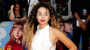 Ella Eyre tarda tres horas en peinarse