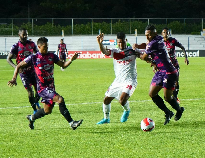 Tauro FC y Sporting San Miguelito se enfrentan en la Liga Concacaf.
