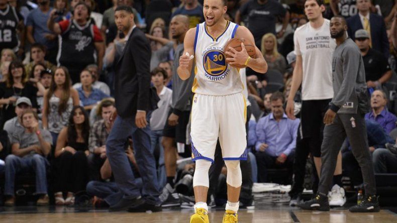 Curry busca marcar diferencia dentro y fuera de la cancha