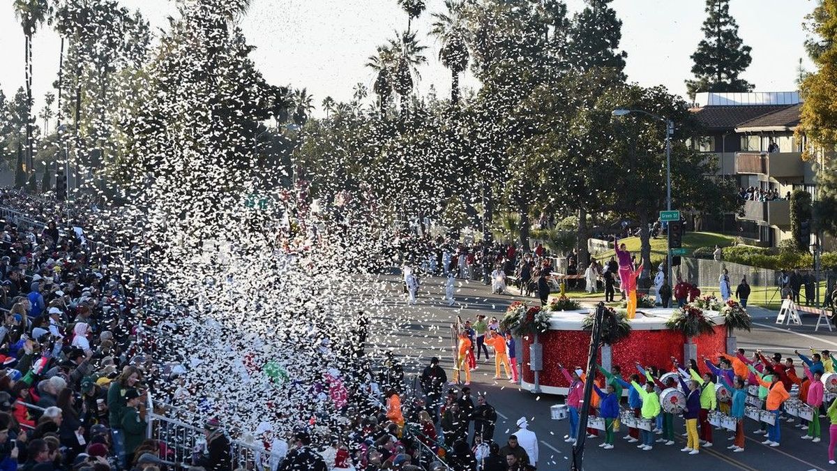 Rosalía sale coroná de París con un espectacular desfile de