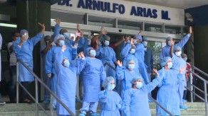 Policías le cantan a personal médico del Complejo Hospitalario Policías le cantan a personal médico del Complejo Hospitalario