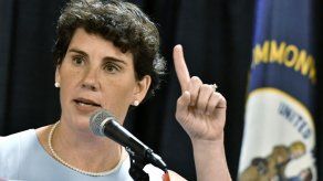 Amy McGrath anuncia que tratará de desbancar a McConnell