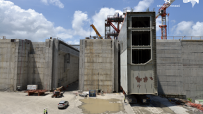 Instalan quinta compuerta de la ampliación del Canal en el Atlántico