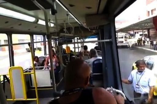 Intolerancia genera pelea dentro de un Metro bus