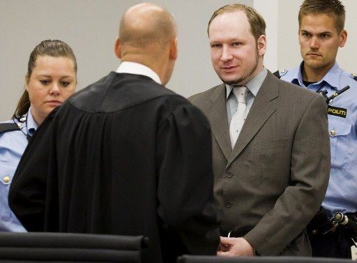 Un juez del juicio de Breivik sorprendido jugando al solitario