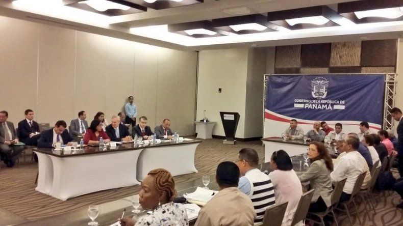 En medio de advertencia de huelga, inicia reunión interministerial con gremios magisteriales