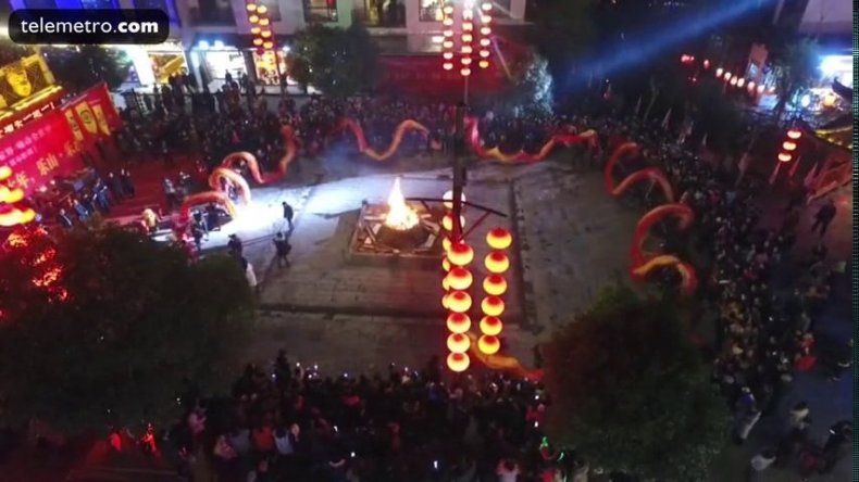 China recrea la danza del dragón de fuego más larga del mundo, de 128 metros