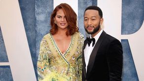 Chrissy Teigen y John Legend, en la celebración de Vanity Fair en Beverly Hills, California.