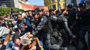 Enfrentamientos entre maestros y policías en Río de Janeiro