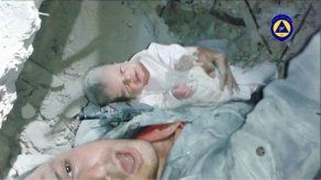 Vídeo muestra supuesto rescate de bebé en Alepo