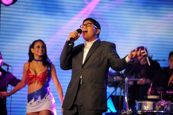Estreno de Pelaos con Salsa