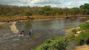 Familias disfrutan el fin de semana en el río Pacora
