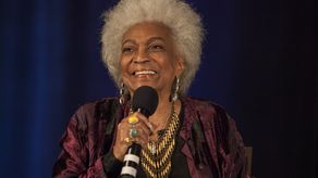 Al igual que otros miembros del reparto original, Nichols también apareció en seis películas derivadas de la serie, empezando en 1979 con “Star Trek: The Motion Picture”, y frecuentó las convenciones de aficionados.&nbsp;