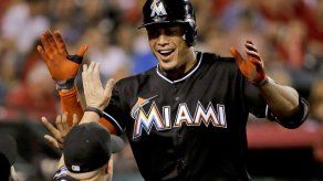 Stanton y los Marlins confirman megacontrato en las Grandes Ligas
