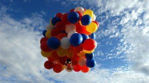 Estadounidense vuela en silla sujeta a globos con helio