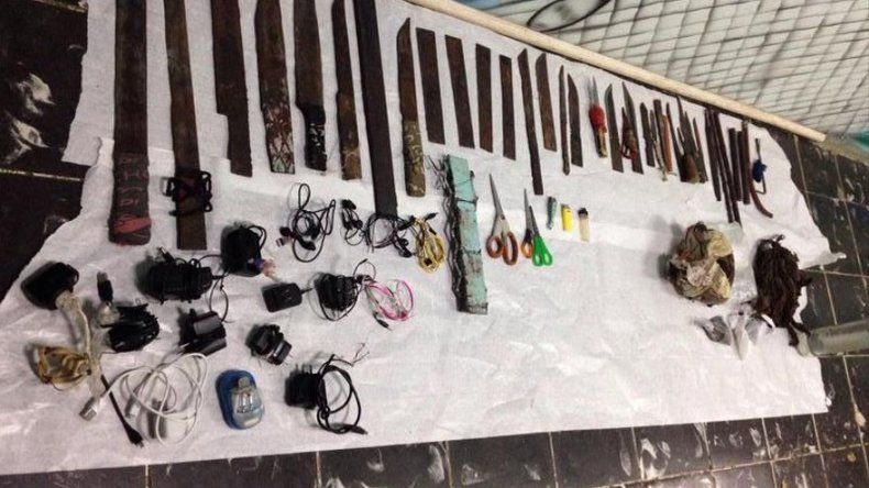 Armas punzocortantes y celulares decomisados en la cárcel de David