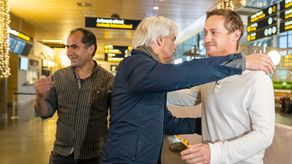 El gobierno de Qatar acusó a los dos reporteros de “invasión de una propiedad privada y de grabar sin permiso”.